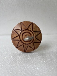 Herramienta de hilaración artesanal de madera de palisandro con husillo de gota y espiral floral, acabado satinado, para transformar fieltro en hilo - Product Image 3