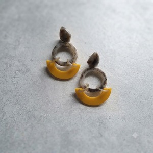 Pendientes Geométricos Tipo Huggie, Plateados, Hechos a Mano con Madera y Resina, Forma de Luna Amarilla, Joyería Moderna para Mujer - Product Image 1