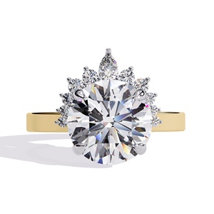 Bague de luxe en or massif 14 carats avec diamant de laboratoire rond de 3 carats et pierres latérales poire rondes, bijoux fins personnalisés pour mariage - Product Image 1