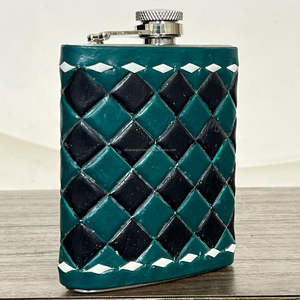 Petaca de Licor de 7oz Personalizada, Hecha a Mano, Envuelta en Cuero Genuino con Diseño a Cuadros, de Acero Inoxidable, para Viaje o Regalo - Product Image 4