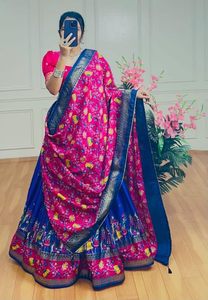 Lehenga Choli Rose à Motifs Floraux avec Dupatta Ornée de Feuilles Métallisées, Coupe Ample, Tenue de Mariage Formelle pour Femme - Product Image 2