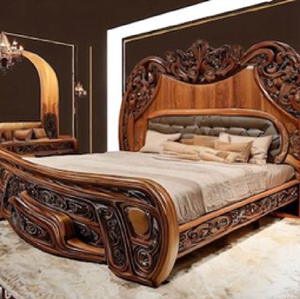 Cama sofisticada en color crema y dorado con un escudo decorativo y detalles de tela elegantes. Disponible a precios de mayorista. - Product Image 4