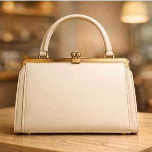 Sac à bandoulière vert similaire au style Noctera, présenté dans la collection HUB Pakistan - Product Image 3