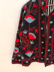Veste en velours noir brodée Suzani, faite à la main, motif floral, style folklorique, manteau ethnique bohème, veste d'hiver pour femme, vêtement d'extérieur vintage - Product Image 3