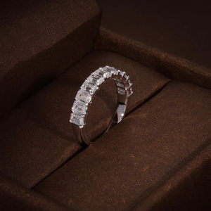 Bague de mariage demi-éternité en or massif pour femme, sertie de diamants de laboratoire taille émeraude, 2,16 carats au total, couleurs E-F, pureté VVS VS, pierres certifiées - Product Image 4