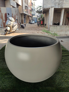 กระถางต้นไม้ทรงกลม ไฟเบอร์กลาส น้ำหนักเบา ทนทาน ดีไซน์ทันสมัย คลาสสิก สำหรับแขวน ตกแต่งบ้าน ใช้ภายนอกอาคาร ผลิตโดย KNT Creations รุ่น Maharashtra - Product Image 4