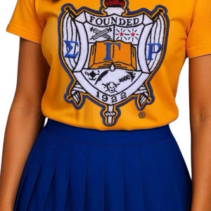 Camiseta de chenilla con escudo de Sigma Gamma Rho, letras bordadas en dorado y azul, ropa de hermandad, algodón, estilo universitario griego, top para mujer - Product Image 5