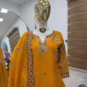 Traje Sharara de Seda Chinon Premium con Bordado de Lentejuelas y Dupatta para la Colección de Bodas a Precio de Mayoreo - Product Image 3
