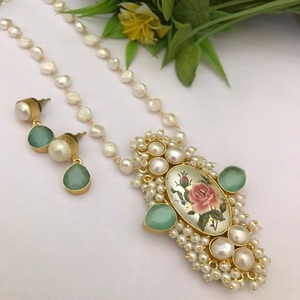 STUNNING SPARKLES - Conjunto de Collar y Pendientes de Perlas Reales Chapadas en Oro de Primera Calidad, Estilo Antiguo Fusion Mala, para Mujer - Product Image 2