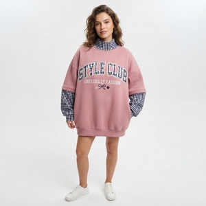 เสื้อสเวตเชิ้ตคอกลมสีชมพูทรงโอเวอร์ไซส์สำหรับผู้หญิงจาก Style Club พร้อมลายปักตัวอักษรและลายตารางที่แขนเสื้อ เหมาะสำหรับใส่ในฤดูใบไม้ร่วง - Product Image 1