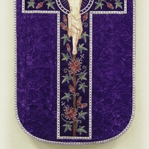Casulla Romana Morada Bordada a Mano, Vestimenta Litúrgica, Túnica de Sacerdote para Culto Religioso, Talla y Diseño Personalizados - Product Image 3