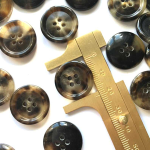 Boutons de chemise durables, écologiques, faits à la main, à 4 trous, en corne de bœuf et de buffle naturelle véritable pour costumes masculins - Product Image 4