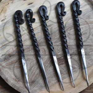 ชุดส้อมเสียบอาหารแบบไวกิ้ง ทำด้วยมือ ทรงครึ่งเกลียว จำนวน 5 ชิ้น – ที่เสียบอาหารสไตล์ยุคกลาง - Product Image 4