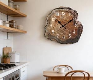 Horloge murale en bois rustique élégante de 12 pouces, style anneau d'arbre, décoration d'intérieur unique à prix avantageux - Product Image 1