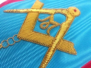Faja Masónica del Rito Escocés Master Mason, Bordado de 3 Estrellas con Hilos de Oro, Faja Azul Moiré, Regalia del Rito Escocés - Product Image 5