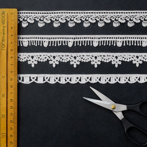 Bordure en dentelle guipure ajourée à motif floral, décorative et complexe, pour la confection de vêtements, robes, textiles de maison et la décoration. - Product Image 1