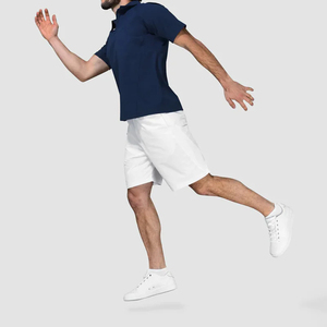 Polo à manches courtes bleu marine pour homme, couleur unie, tricoté, respirant, style décontracté, coupe classique, avec short blanc et baskets - Product Image 4