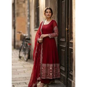 Lehenga Premium en Tulle Monochrome avec Paillettes, Perles Bugle, Fil Resham, Broderie Zardosi, Semi-Couture, Tenue de Mariée, Dupatta AARIKA - Product Image 1