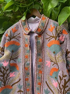 เสื้อแจ็คเก็ตผู้หญิงงานฝีมือระดับพรีเมียม ปักลายสวยงาม คอจีน แขนยาว เปิดด้านหน้า สวมใส่สบาย ระบายอากาศได้ดี เหมาะสำหรับเทศกาลต่างๆ - Product Image 1