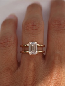 Bague solitaire à double anneau fendu avec diamant émeraude de laboratoire de 2 carats, certifiée IGI - Product Image 1