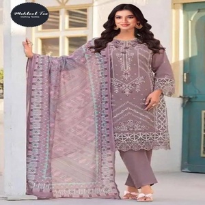 ชุดส่าหรีงานปักผ้าฝ้ายคุณภาพเยี่ยมหลากหลายแบบใหม่ พร้อมผ้าคลุมไหล่ สำหรับเทศกาล  ช้อปปิ้งออนไลน์อินเดีย - Product Image 1