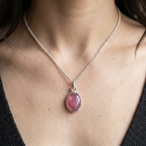 จี้เงินแท้ชุบเงิน ประดับพลอยทัวร์มาลีนสีชมพูธรรมชาติ รูปทรงวงรี ขนาด 13-15 มม. พร้อมห่วงเปิดสำหรับร้อยเชือก ใช้เป็นของขวัญ - Product Image 4