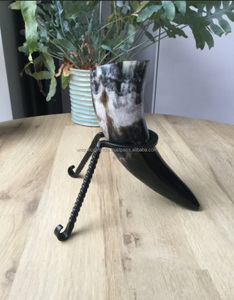 Cuerno para beber vikingo hecho a mano de la mejor calidad, producto artesanal Natural ecológico con decoración pulida de estilo Animal único - Product Image 1