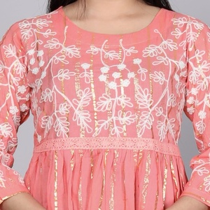 Kurti en coton pêche chic avec broderie florale délicate et design à volants pour un style féminin élégant, idéal pour les occasions de fête et de plage - Product Image 2