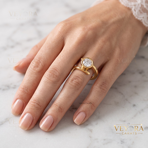 Anillo de Plata 925 Sólida de Lujo con Incrustaciones de Moissanita Redonda y Diseño de Bisel Desplazado para una Decoración Elegante y Lujosa - Product Image 1