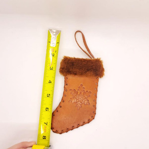 Adorno Navideño de Cuero Marrón Hecho a Mano con Borde de Piel Sintética y Decoración Navideña con Copo de Nieve en Relieve - Product Image 5