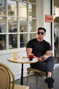 เสื้อยืดแขนสั้นพิมพ์ลายดิจิทัล แห้งเร็ว ลายทางแนวตั้ง สำหรับผู้ชาย ออกกำลังกาย แฟชั่นใหม่ ปี 2025 เหมาะสำหรับฤดูร้อน คอเสื้อยืดแบบยืดหยุ่น - Product Image 3