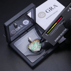 Colgante de Calavera con Corazón Luminoso en la Oscuridad - Colgante de Plata de Ley 925 con Moissanita, Colgante de Moissanita Brillante Estilo Hip-Hop - Product Image 4