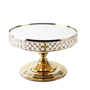 Présentoir en métal de forme ronde fini d'or d'outil de gâteau de cristal en métal avec le plateau de service de pièce maîtresse de table de conception perlée par diamant - Product Image 1