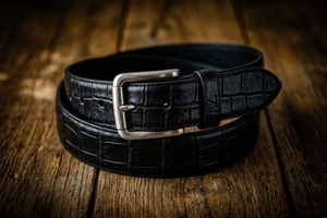 Cinturón de cuero genuino con relieve de cocodrilo negro para hombre con hebilla de metal - Product Image 3