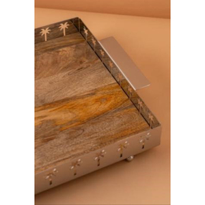 Bandeja rectangular de madera con bordes metálicos plateados con diseño de palmera y patas de bola, perfecta para decoración tropical del hogar y para servir. - Product Image 4
