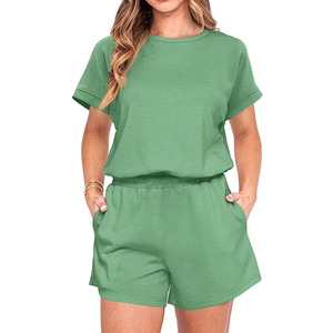 Ensemble de t-shirt et short de sport pour femmes, design tendance, pour la course à pied et la salle de sport, personnalisable - Product Image 1