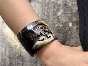 Brazalete de Cuerno de Búfalo Hecho a Mano, Moderno y Ecológico, Pulido, con Patrón Natural, Ancho, para Regalo de Boda, ZONA DE ARTESANÍA - Product Image 3