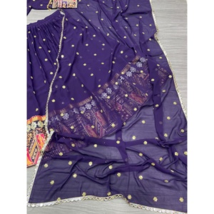 Lehenga Choli en mousseline de soie bohème de créateur pour Navratri avec bordure en dentelle à motifs miroir métallisés - Product Image 3