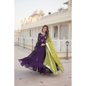 Vestido de Diseñador para Fiesta, Bordado y con Lentejuelas, Ropa India y Pakistaní - Product Image 6