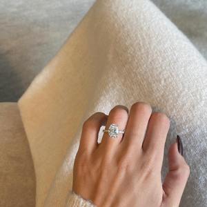 Anillo de Diamante Cultivado en Laboratorio de Corte Ovalado de 3.35 Quilates _ Halo Oculto y Piedras Laterales Pavé _ Oro Blanco de 14k _ Certificado IGI Color VVS2 Claridad - Product Image 1