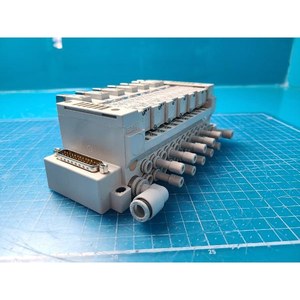 Ensemble de distributeur de solénoïdes SMC VVQ1000-10A-1 + VQ1201N-51 d'occasion pour équipement semi-conducteur Legacy - Product Image 3