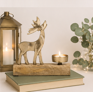 Portavelas de lujo de aluminio dorado con forma de reno y base de madera de mango natural para decoración festiva navideña del hogar y de la mesa. - Product Image 2