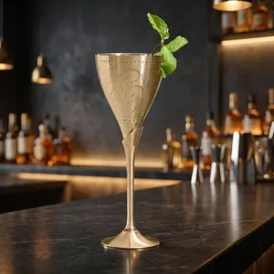 Copa de Martini de Latón Hecha a Mano, Elegante Acabado Dorado, Copa de Cóctel con Tallo, Vajilla Metálica Grabada, Artículos de Bar de Lujo, Decorativos - Product Image 4