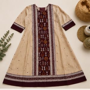 ชุดคุรตะลายพื้นเมืองชนเผ่าอิกกัตอาร์ตส์ สีเบจและสีแดงเลือดหมู - Product Image 1