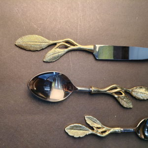 Juego de 5 piezas para aperitivos con detalles de ramitas y hojas doradas, incluye un esparcidor, dos cucharas y dos tenedores con mango de latón con diseño de hojas. - Product Image 6