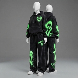 Ensemble survêtement pour femme avec sweat-shirt à capuche noir imprimé graffiti cœur et pantalon large vert fluo, tenue streetwear deux pièces - Product Image 1