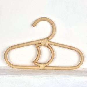 Cintres en rotin fabriqués à la main pour ceinture châle écharpe suspendu haut naturel vente cintre moderne - Product Image 1