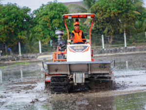 รถไถ70HP 75VN hogico HG ที่ใช้ในฟาร์มแบบ3 in 1รถพรวนดินประสิทธิภาพสูงผลิตในเวียดนาม - Product Image 6