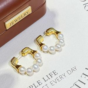 Pendientes de Perlas Naturales de Agua Dulce con Diseño de Nicho de Lujo Versátil, Hebilla de Herradura y Cierre de Aguja - Product Image 2