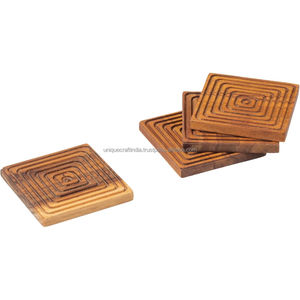 Posavasos Cuadrados de Madera Grabados |   Patrón Clásico Hecho a Mano |   Decoración de Mesa Ligera, Duradera y Ecológica de 10 cm de Diámetro - Product Image 1